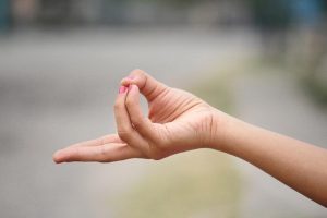 Prana Mudra: How to Do It, Benefits, Side Effects and Precautions