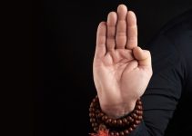 Abhaya Mudra: Meaning, How to Do It & Benefits (Gesture of Fearlessness)