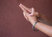 Kali Mudra – Yoga Hand Gesture for Courage, Inner Strength and Power